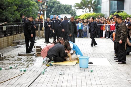 深圳两男孩玩鞭炮引沼气爆炸 致1伤1坠井死亡 深圳两男孩玩鞭炮引沼气爆炸 致1伤1坠井死亡