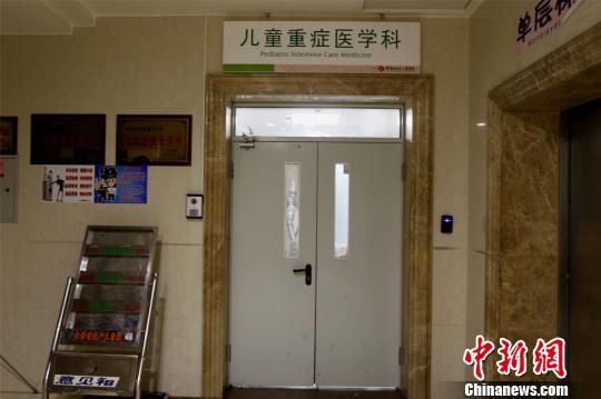静静于18日晚被转入青海省妇幼儿童医院重症监护室,至今昏迷不醒。 胡贵龙 摄 静静于18日晚被转入青海省妇幼儿童医院重症监护室,至今昏迷不醒。 胡贵龙 摄