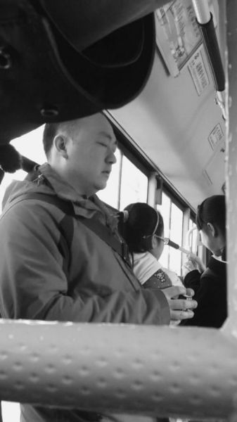 男子闭眼还原魔方 男子闭眼还原魔方