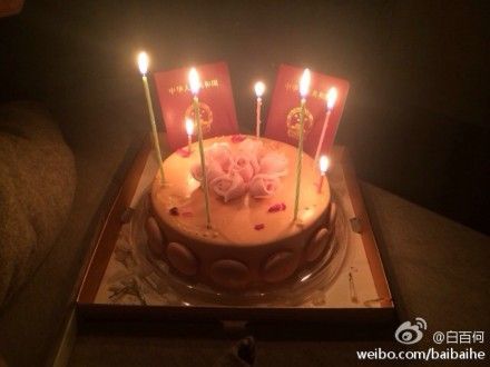2013年12月27日,白百何晒出结婚7周年纪念日蛋糕和结婚证(现已删除)