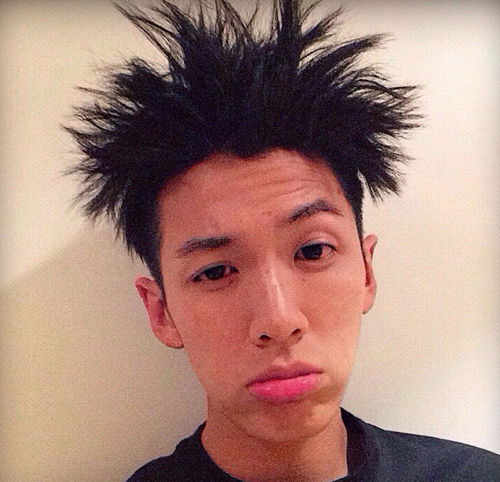 柯震东晒爆炸头照 网友笑侃发型吊炸天