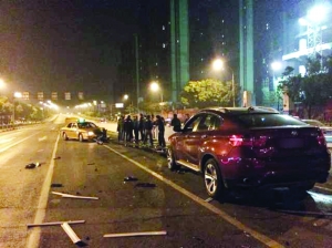 宝马车冲断护栏后,又撞上出租车,两辆车都受损比较严重本组图片均为报料人提供