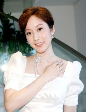 媒体报道,37岁许慧欣(evonne)与33岁塑胶世家男友dennis去年10月完婚