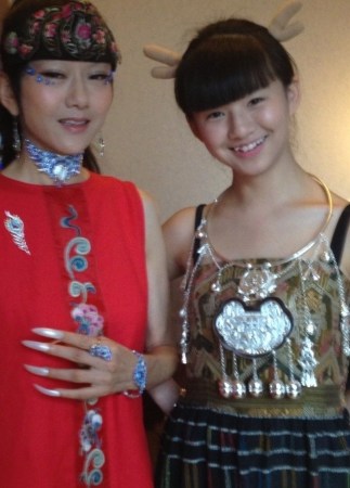 谢娜搞笑扮小彩旗 自言:从大年三十转到现在