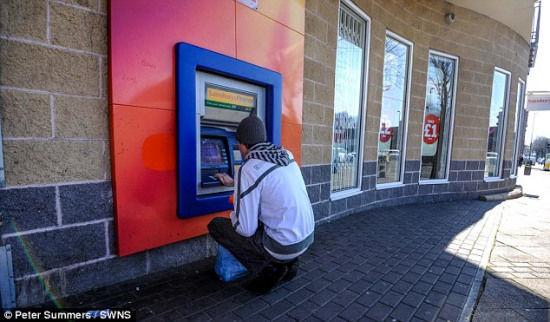 坑爹取款机离地仅38厘米:取钱要下蹲恐闪腰(图)