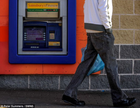 坑爹取款机离地仅38厘米:取钱要下蹲恐闪腰(图)