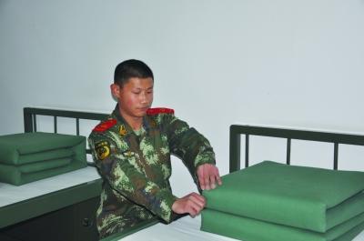 陈启洋,20岁,2011年入伍,现任徐州市消防支队泉山大队侯山沃中队一班战士。