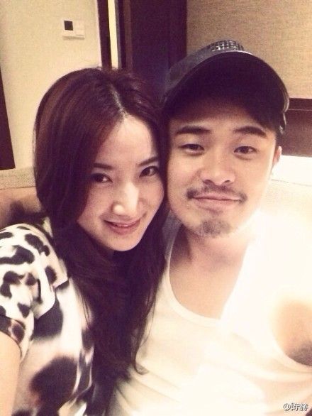 "曾小贤"和老婆甜蜜秀恩爱 结婚半年仍似蜜月