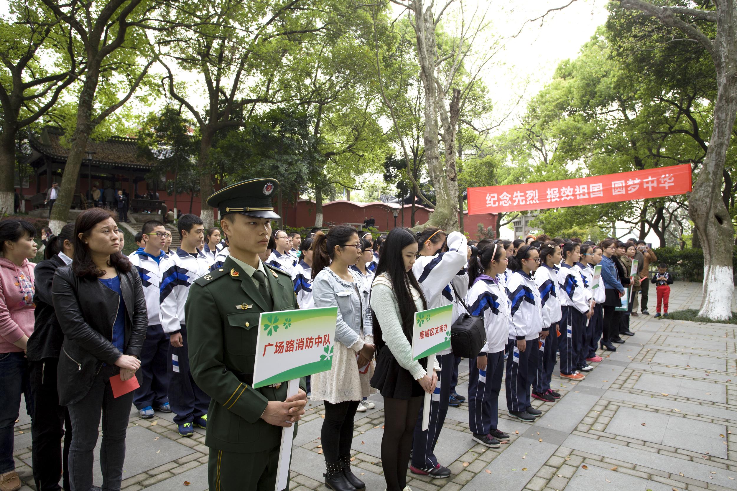 社区干部代表等150余人来到市区海坦山赵尔春烈士塑像广场,开展纪念