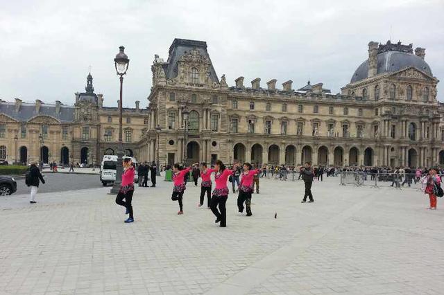 卢浮宫广场舞图片