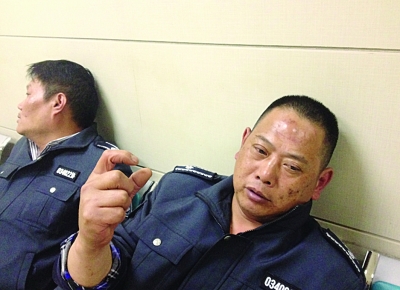 洗车点占道经营被查8人闯进城管队见人就打