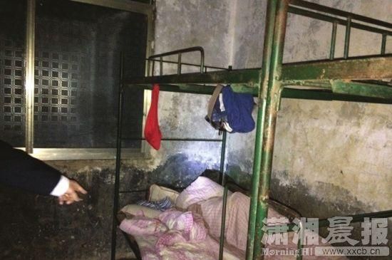 9岁男童在寝室被红领巾勒死警方排除他杀(图)