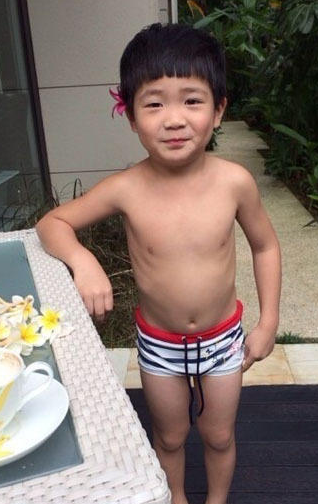 曹格女儿撞脸韩国正太曾夺走kimi初吻