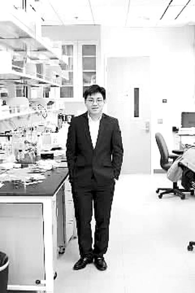 王勇在美国时曾将自己在实验室的照片传给同学看。 王勇在美国时曾将自己在实验室的照片传给同学看。