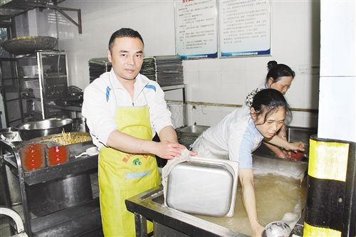 王玮每天都到学校食堂打工。记者 李星婷 摄 王玮每天都到学校食堂打工。记者 李星婷 摄