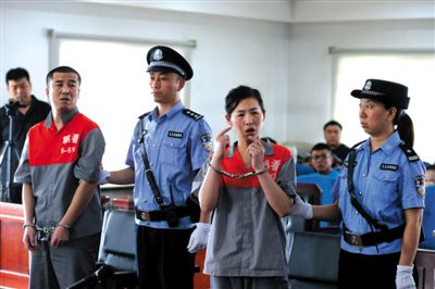 被告人于东东用手语为自己辩护。