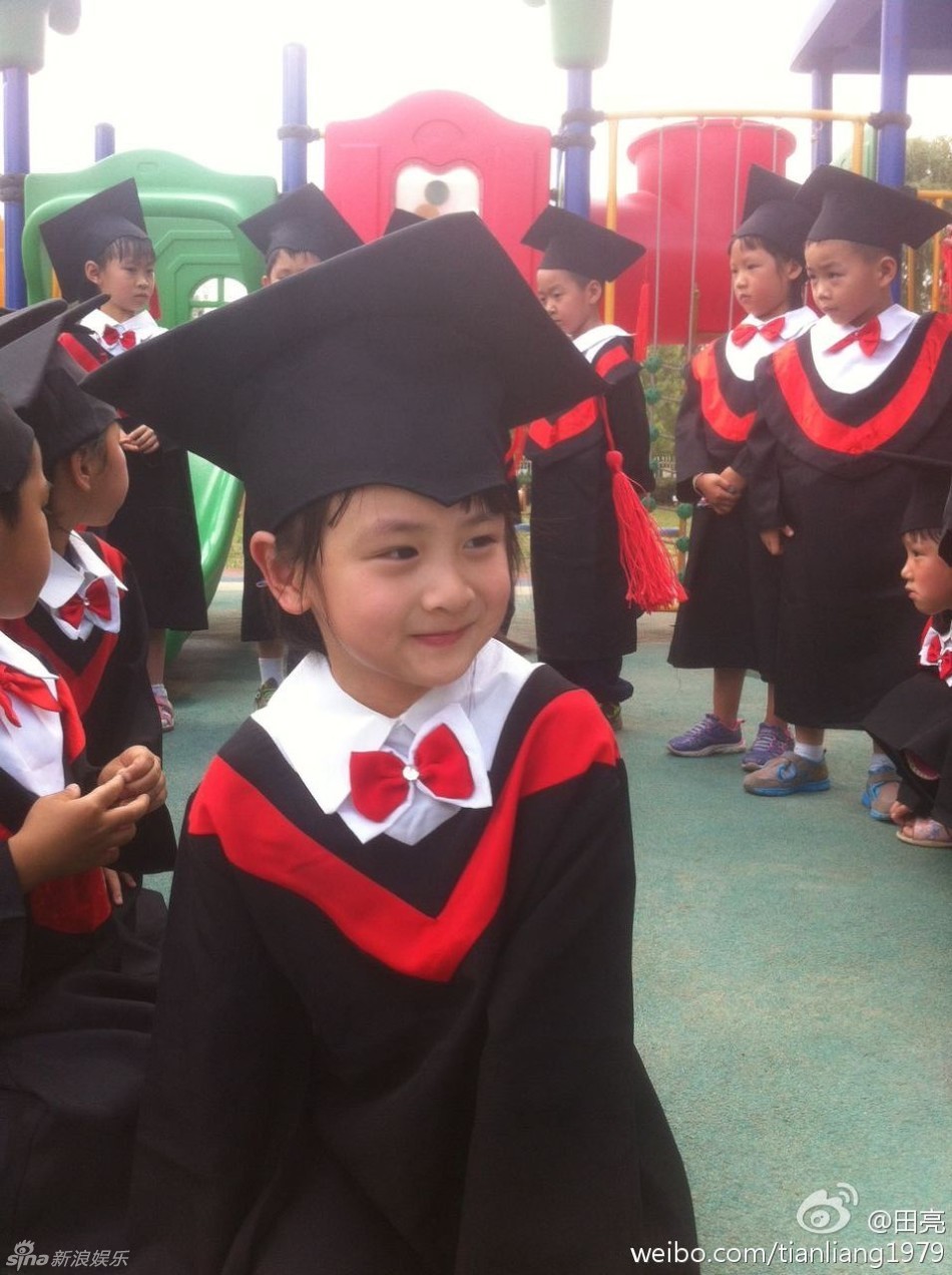 田亮在微博晒出女儿毕业典礼的照片,森碟穿着小小学士服手拿毕业证有