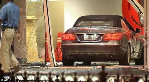 22岁男子托德驾驶一辆奔驰轿车,撞进CNN总部大楼。 22岁男子托德驾驶一辆奔驰轿车,撞进CNN总部大楼。