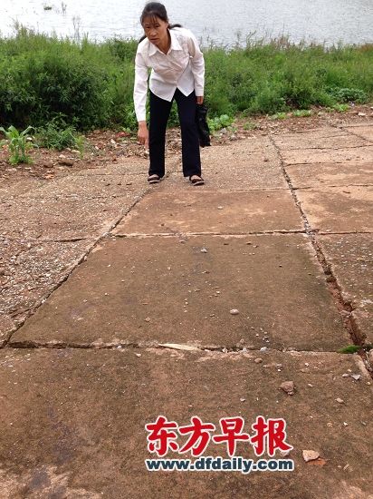 李昌秀到发现丈夫遗体的鱼塘坝子指认现场。早报记者王万春图
