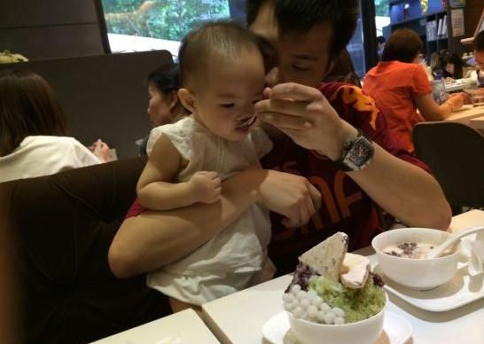 黄奕老公喂女儿吃饭