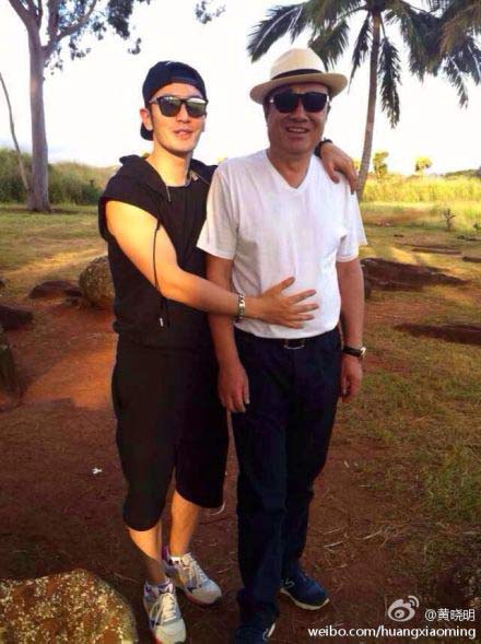 黄晓明与父亲合影近照