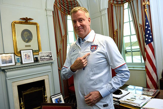 纽约市长白思豪身穿美国球衣