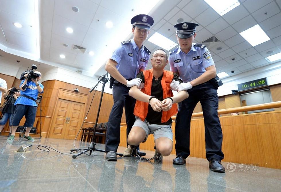 男子捅死好友获对方父亲求情 受审两度磕头