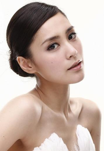 阿娇(资料图)21日晚,钟欣潼(阿娇)带着第二张国语专辑《完整爱》亮相