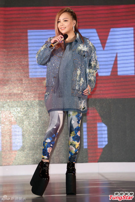 张惠妹踩恨天高如马蹄平底长30厘米