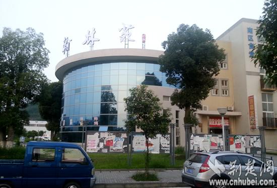 ������������������УУ���������������ϡ�һ���˸�����Ԫ��Ұ�������㡢����Ϻ������Ⱦ������ڲ˵��ϡ����Ǽ���7��17�������ú�����ҵְҵ����ѧԺ������Է�����������������������ĿһĻ��