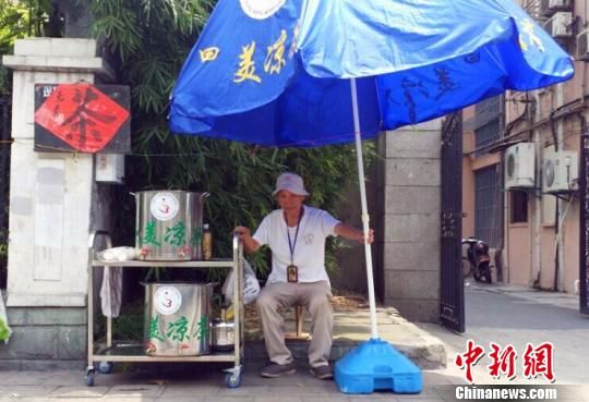 顾忠根老人的凉茶摊 章天启 摄 顾忠根老人的凉茶摊 章天启 摄