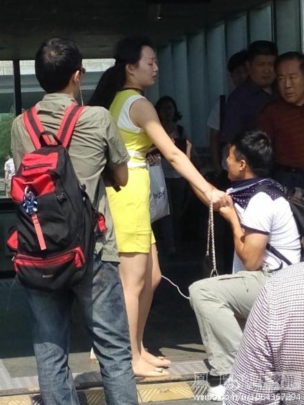 北京:男子地铁中偷拍女乘客被抓 跪地求饶(图)