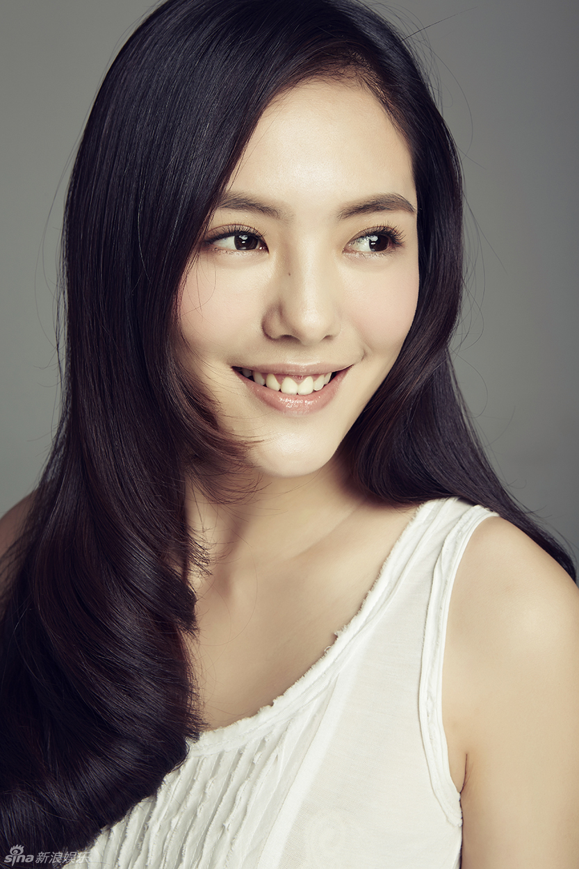蔡文静白裙写真 清新甜美笑容灿烂