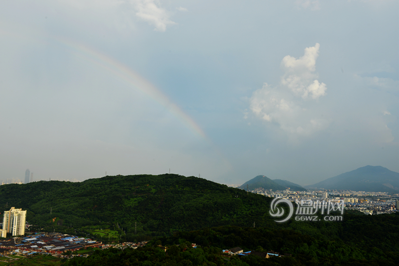 午后暴雨过后市区出现漂亮彩虹