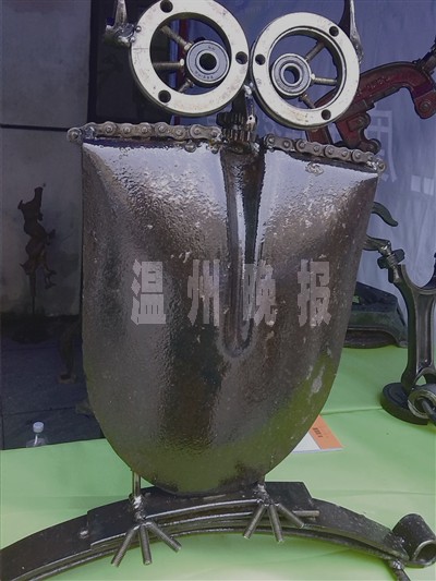 废弃铁铲改制"猫头鹰"温州网讯 你见过由轴承改造成的蜗牛雕塑,由铁铲