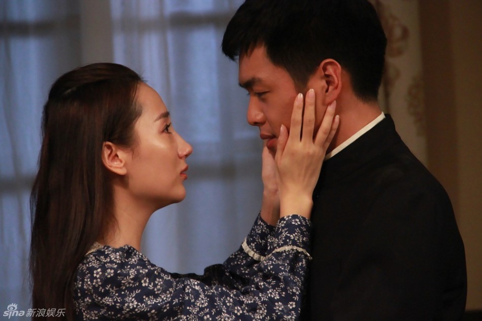 女一号高洋曝光一组激情吻戏剧照,照片中高洋双手托住张若昀的脸面露