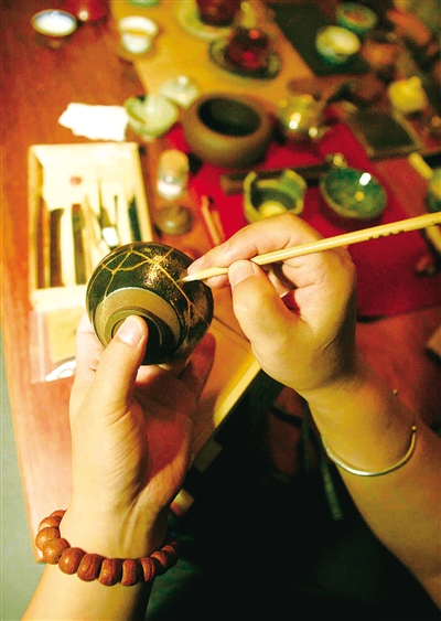 温州网讯 近年来,过去一直被时尚界所忽视的手工艺制作逐渐升温,而"