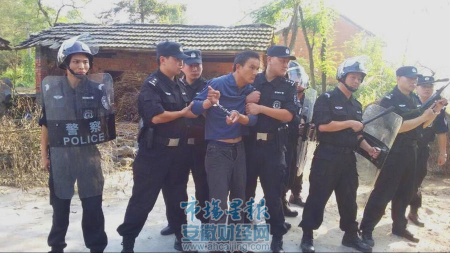 安徽奸杀11岁女童抛尸粪坑凶手指认现场