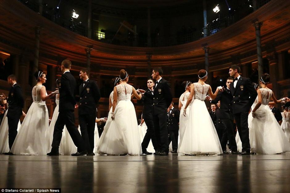 实拍维也纳少女社交舞会