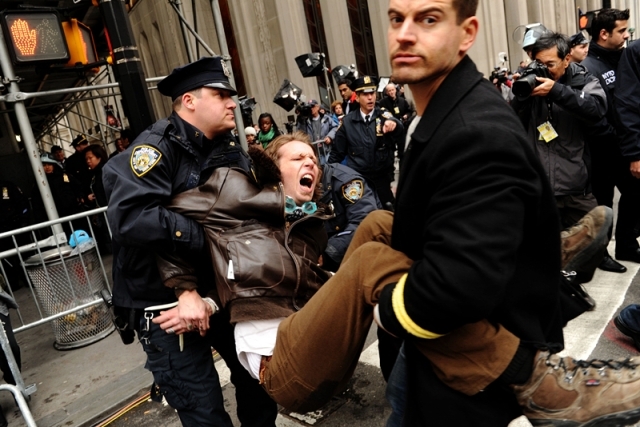 今年77岁,住在华盛顿广场附近的玛格丽特说说:"我认为纽约警察在处理