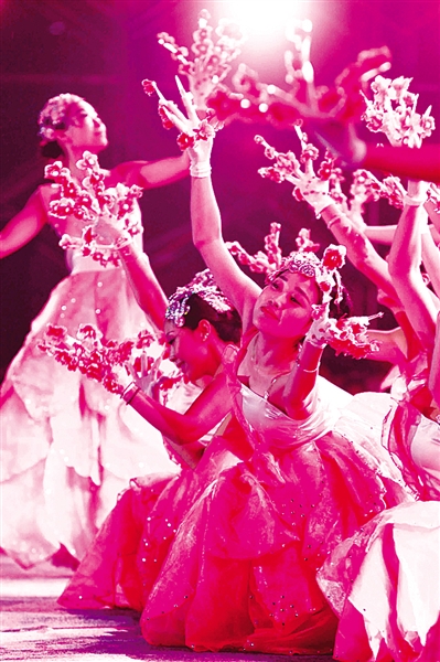 绚烂灯光中的舞蹈《绽放》给人美的享受.