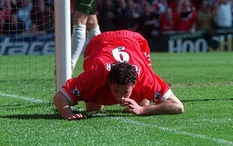 福勒争议庆祝照1999年的英超利物浦vs埃弗顿,福勒打进点球之后,做出