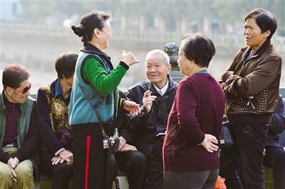 每天上午,矾山镇溪滨大桥都会聚集不少聊天的村民,这里是邱新福获取