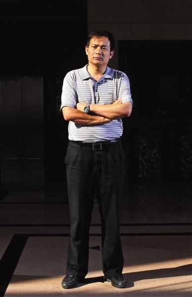 湖南纪检官员陆群:"裸官"不是贪官就是要叛国