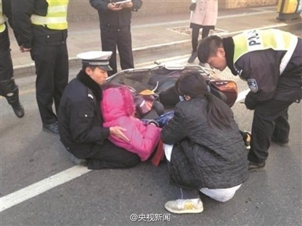 女子被車撞傷倒地 輔警跪地託扶長達半小時