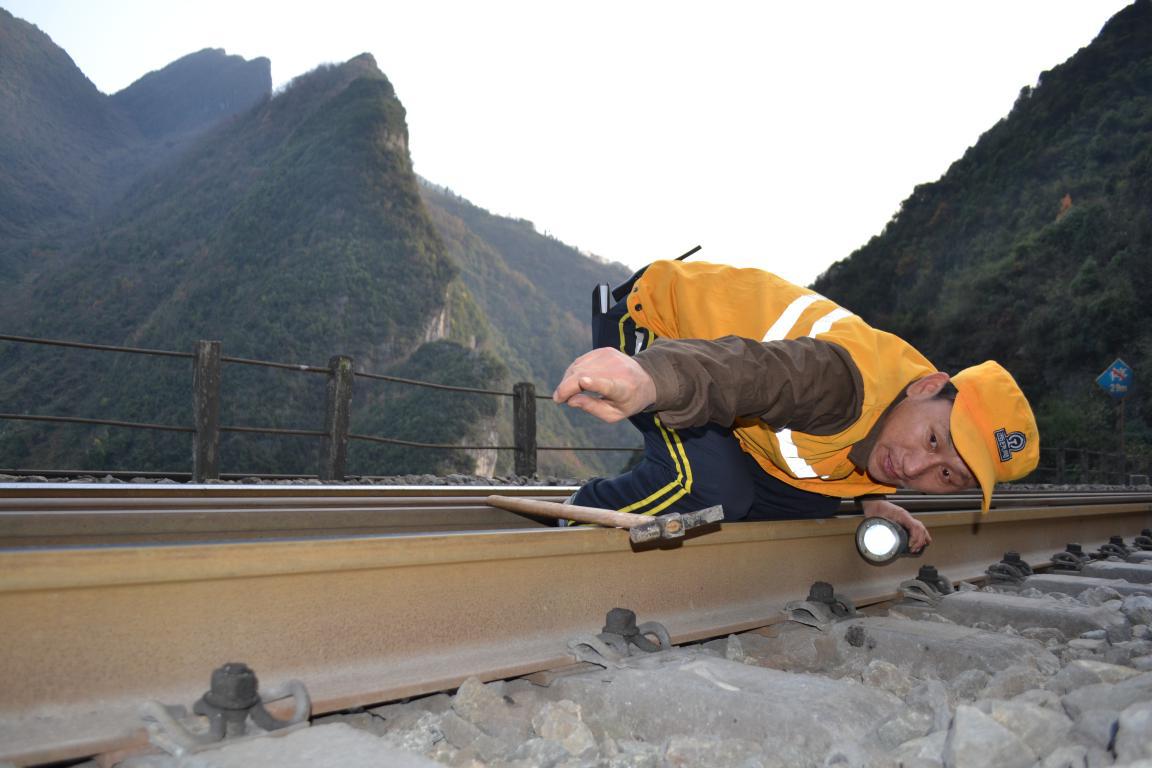 【行进中国 精彩故事】大巴山里的普通养路工王庭虎:26年坚守成"钉"