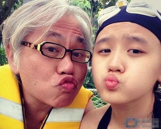 爷孙恋词人心疼18岁女友遭父家暴:她不是不孝