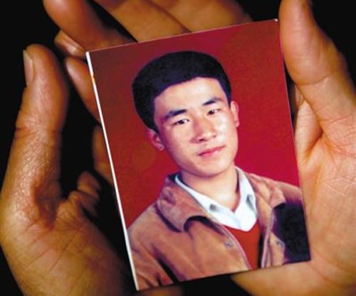 对在推动呼格吉勒图案重审中作出突出贡献的新华社内蒙古分社记者汤计