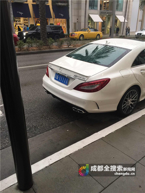 美国加州街头现"川a11111"牌照车(组图)