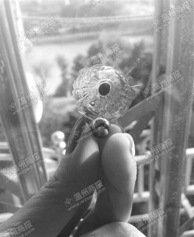 网友爆料自己家玻璃被一个钢珠射穿.